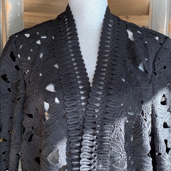 Black thick lace open 3/4 short jacket - Picture 2 of 9